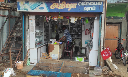 போலீஸ் நிலையம் அருகே  கடையை சூறையாடி கொள்ளையடித்த  கும்பல்