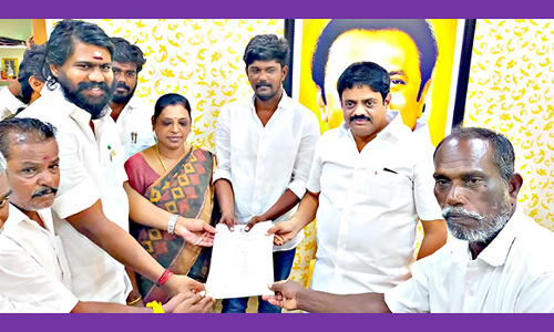 விருப்பமனு வழங்கிய நிர்வாகிகள்