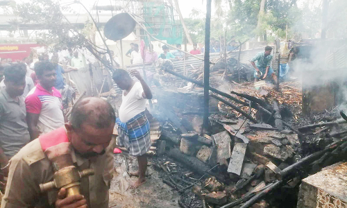 குடிசை வீடுகள் எரிந்து சாம்பல்