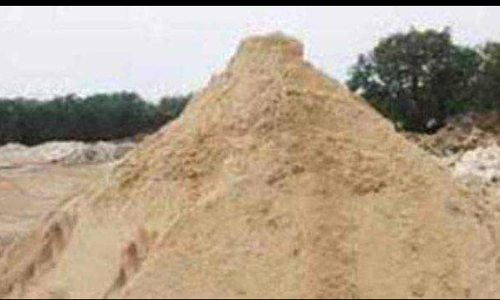 மணல் கடத்திய டிராக்டர் பறிமுதல்