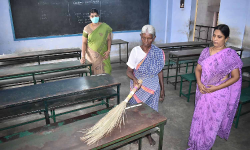 பள்ளி வகுப்பறைகள் தூய்மை செய்யும் பணி தீவிரம்