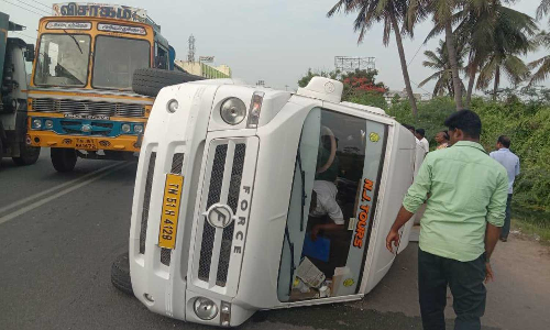 வேன்-கார் மோதல்-   7 பேர் காயம்