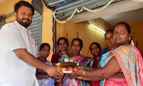 மகளிர் உணவு பாதுகாப்பு குழுவினர் சார்பில் செக்கு எண்ணெய் தயாரிப்பு