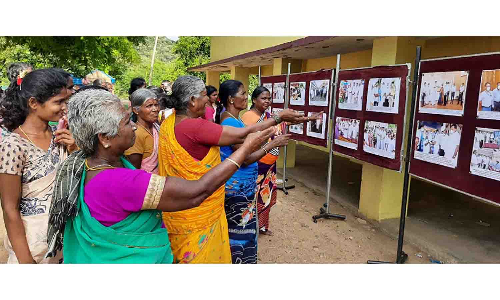 தேவர்முக்குளம் கிராமத்தில்  அரசின் சாதனை விளக்க புகைப்பட கண்காட்சி
