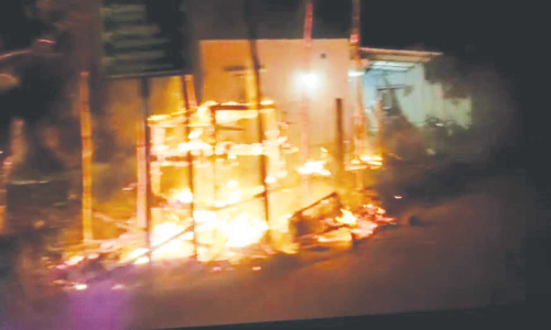 கடைக்கு தீ வைத்த மர்ம நபர்கள்