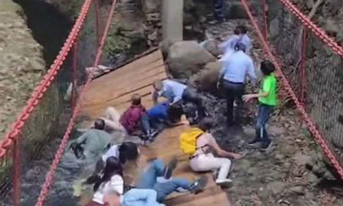 புதிதாக திறக்கப்பட்ட பாலம் அறுந்து தொப்பென்று நீரோடையில் விழுந்த மக்கள்- 8 பேருக்கு எலும்பு முறிவு