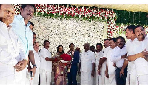 ஓசூரில் கே.பி.முனுசாமி எம்.எல்.ஏ.  இல்ல திருமண வரவேற்பு நிகழ்ச்சி