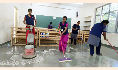 மதுரை பள்ளிகளில் துப்புரவு பணிகள் தீவிரம்