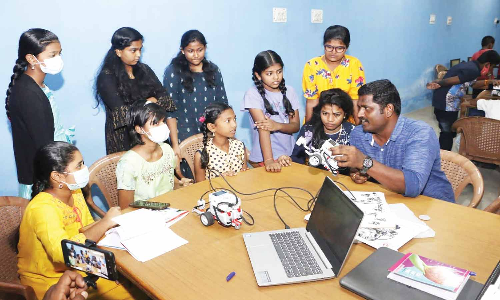 வேலூர் அறிவியல் மையத்தில் ரோபோக்களை இயக்கி அசத்திய பள்ளி மாணவர்கள்