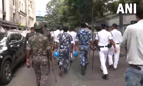 பெண்ணை சுட்டுக் கொன்ற போலீஸ்காரர் தற்கொலை - கொல்கத்தாவில் பரபரப்பு