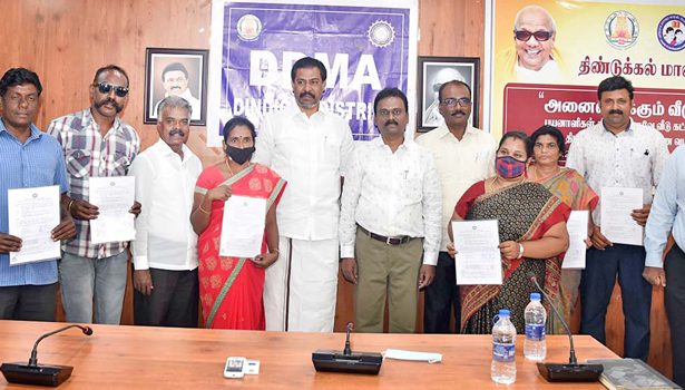 நகர்ப்புற மேம்பாட்டு வாரியத்தின் சார்பில் கொடைக்கானலை சேர்ந்த 48 பேருக்கு வீடு கட்ட ஆணை நகர்ப்புற மேம்பாட்டு வாரியத்தின் சார்பில் கொடைக்கானலை சேர்ந்த 48 பேருக்கு வீடு கட்ட ஆணை