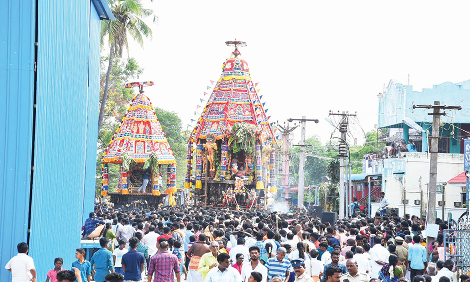 திருவதிகை வீரட்டானேஸ்வரர்  கோவில் தேரோட்டம் இன்று காலை நடந்தது