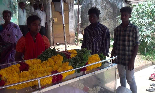 தந்தையின் இறுதி சடங்கை செய்ய பணம் இல்லாமல் தவித்த சிறுவர்கள்