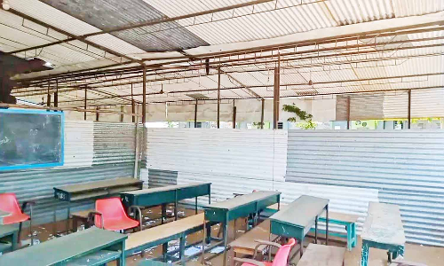 அரசு பள்ளியில் தகர கொட்டகையில் இயங்கும் வகுப்பறைகள்