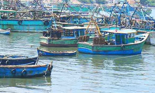 கடலுக்கு செல்ல தயாராகும்  கடலூர் மாவட்ட   மீனவர்கள்
