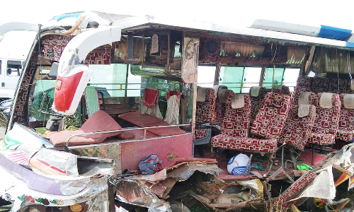 காரைக்குடி அருகே விபத்து- லாரி மீது வேன் மோதி 2 பெண்கள் பலி