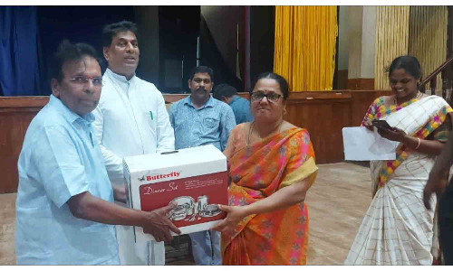 சென்னை சாந்தோம் மேல்நிலைப்பள்ளி ஆசிரியர்களை பாராட்டி ரூ.4.1 லட்சம் மதிப்பிலான டின்னர் செட்டுகள்