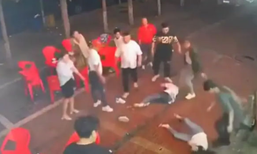 சீனா உணவகத்தில் பெண்கள் மீது கொடூர தாக்குதல்- 8 பேர் கைது