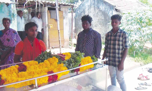 தந்தையின் இறுதி சடங்கை செய்ய பணம் இல்லாமல் தவித்த பிள்ளைகள்... பொதுமக்கள் அடக்கம் செய்த சோகம்