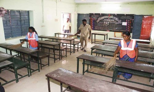 வேலூரில் அரசு பள்ளிகளில் சுத்தம் செய்யும் பணி தீவிரம்