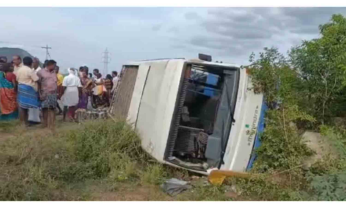 ஊத்தங்கரை அருகே   மினி பஸ் கவிழ்ந்து 14 பேர் படுகாயம்