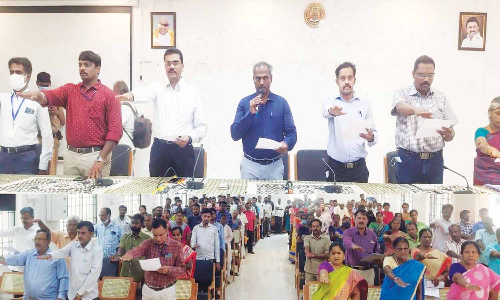 ராணிப்பேட்டை கலெக்டர் அலுவலகத்தில் குழந்தை தொழிலாளர் எதிர்ப்பு தின உறுதிமொழி ஏற்பு