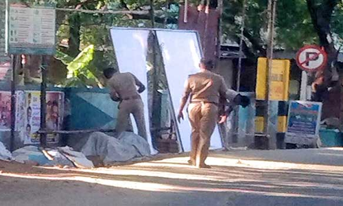 கடையத்தில்  தி.மு.க. பேனர் கிழிப்பு