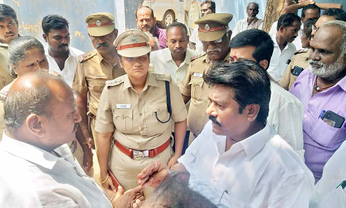 தனியார் சர்க்கரை ஆலையில் பூஜை போட வந்த நிர்வாகத்தினரை விவசாயிகள் முற்றுகை