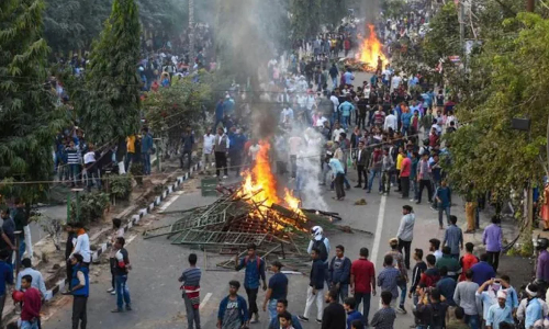 மேற்கு வங்காளத்தில் 2-வது நாளாக போராட்டம்- போலீசார் மீது கல்வீச்சு