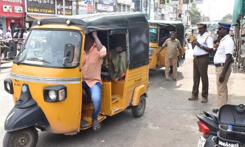 கடலூரில்  சாலை ஓரங்களில் வாகனங்களை நிறுத்தினால் கடும் நடவடிக்கை
