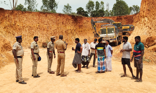 கடலூர் அருகே பரபரப்பு அனுமதி இன்றி செம்மண் எடுப்பதாக கூறி வாகனங்கள் சிறைபிடிப்பு