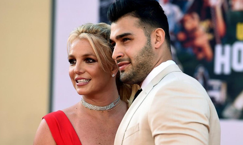 28 வயது காதலனை மணந்த பாப் பாடகி.. தடுக்க முயன்ற 2-வது கணவர் கைது..