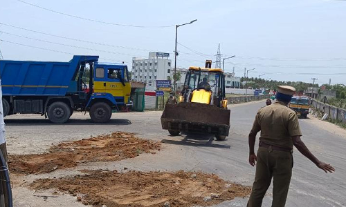 சாலை பழுதான நிலைமை குறித்து பொதுமக்கள் புகார்- உடனடியாக சாலையை சீரமைத்த மாவட்ட காவல்துறை