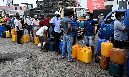 இலங்கையில் பெட்ரோல், டீசல் கடும் தட்டுப்பாடு