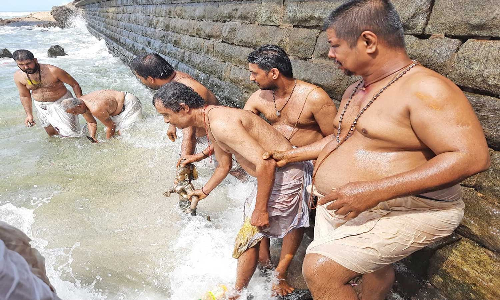 வைகாசி விசாகத்தையொட்டி கன்னியாகுமரி பகவதி அம்மனுக்கு   முக்கடல் சங்கமத்தில் ஆராட்டு