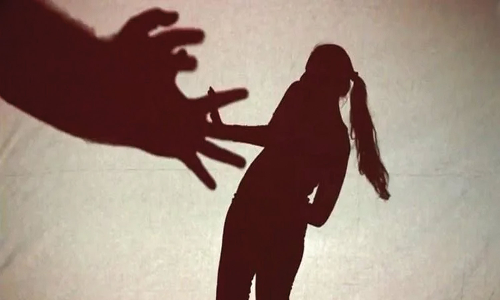 பள்ளி மாணவியிடம் தவறாக நடக்க முயன்ற டிரைவர்