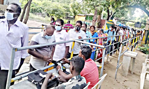 பிரதோஷத்தை முன்னிட்டு இன்று சதுரகிரி கோவிலில் திரண்ட பக்தர்கள்