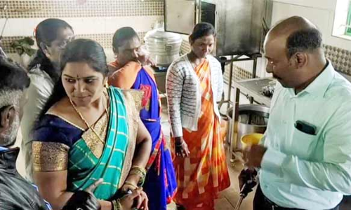 ஊட்டியில் அம்மா உணவகத்தில் நகரசபை தலைவி ஆய்வு