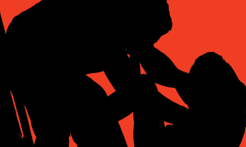 காதலை ஏற்க மறுத்த மாணவியை கழுத்தை நெரித்து கொலை செய்ய முயற்சி