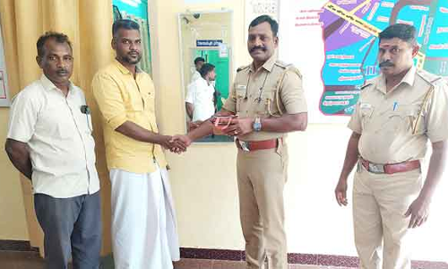 சாலையில் கிடந்த நகைகளை போலீசில் ஒப்படைத்தவருக்கு பாராட்டு