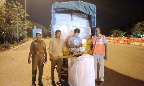 சென்னைக்கு வேனில் கடத்திய ரூ.12 லட்சம் குட்கா பறிமுதல்