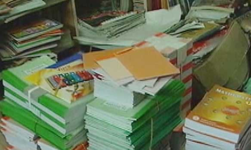 பாடப்புத்தகங்கள் வழங்கும் பணி