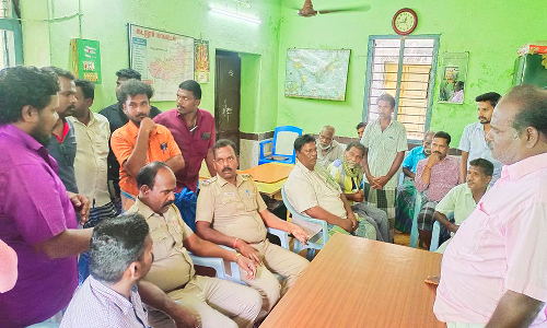 திட்டக்குடி  அருகே பஞ்சாயத்து  அலுவலகத்தை முற்றுகையிட்ட கிராம மக்கள்