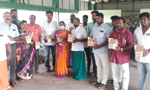 நுண்ணுயிர் உர கிடங்கில் சிட்டுக்குருவி கூண்டுகள் பொருத்தம்