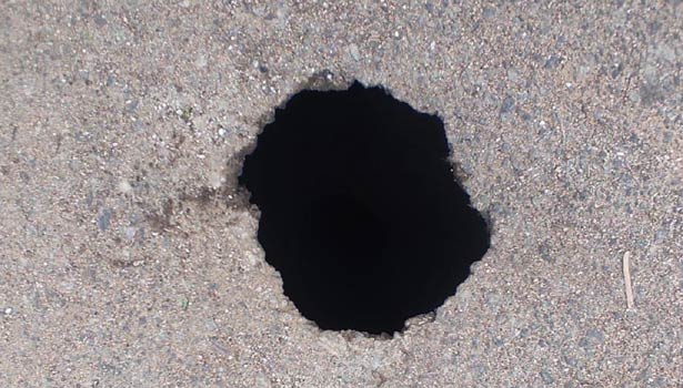 சோழவரம் அருகே நடுரோட்டில் திடீர் பள்ளம்: பொதுமக்கள் அச்சம் சோழவரம் அருகே நடுரோட்டில் திடீர் பள்ளம்: பொதுமக்கள் அச்சம்