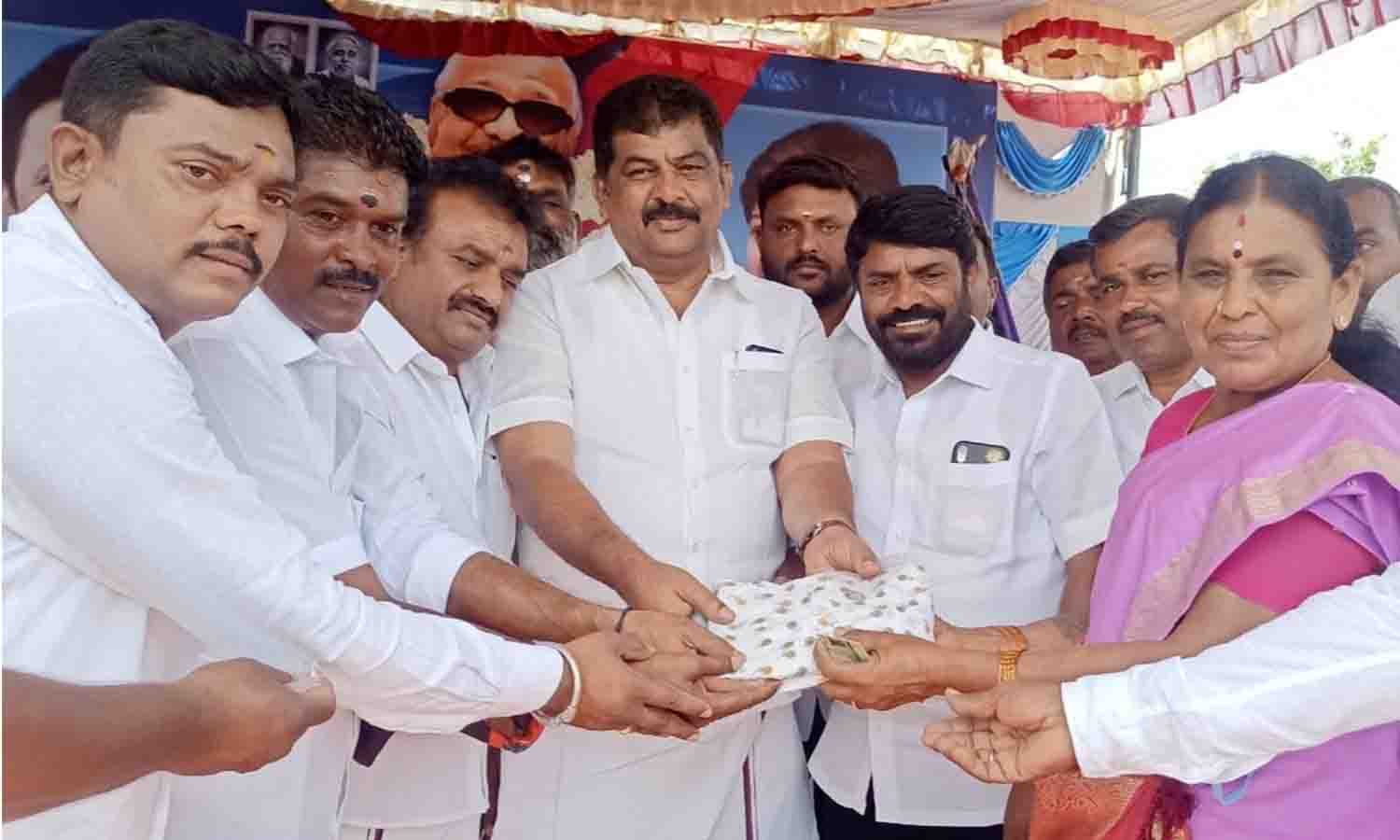 ஓசூர் மாநகர 14-வது வார்டு பகுதியில் தி.மு.க. சார்பில் நலத்திட்ட உதவிகள் ஓசூர் மாநகர 14-வது வார்டு பகுதியில் தி.மு.க. சார்பில் நலத்திட்ட உதவிகள்