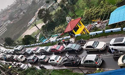 கொடைக்கானலில் 5 கி.மீ தூரம் அணிவகுத்து நின்ற வாகனங்கள்