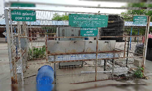 உடுமலை ரெயில் நிலையத்தில் குடிநீரின்றி தவிக்கும் பயணிகள்