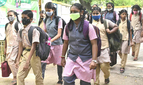 உற்சாகமாக வந்த மாணவர்களுக்கு மேள, தாளம் முழங்க வரவேற்பு