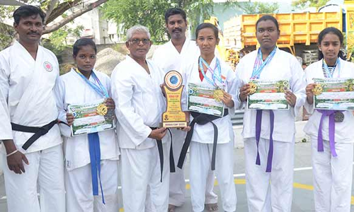 கராத்தே போட்டியில் வென்றவர்களுக்கு பரிசு